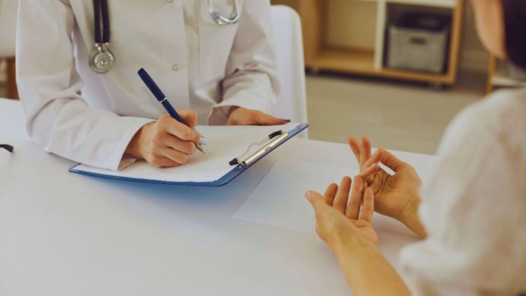 Functional Doctor in Miami: What Should You Consider Before Hiring? 3 Functional medicine doctor in a white coat consulting with a patient in a bright Miami clinic.